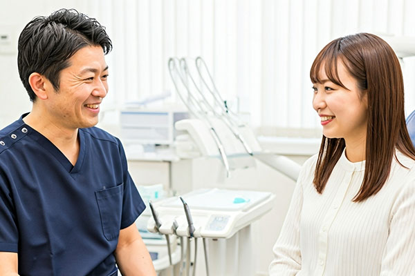 女性に説明する歯科医師